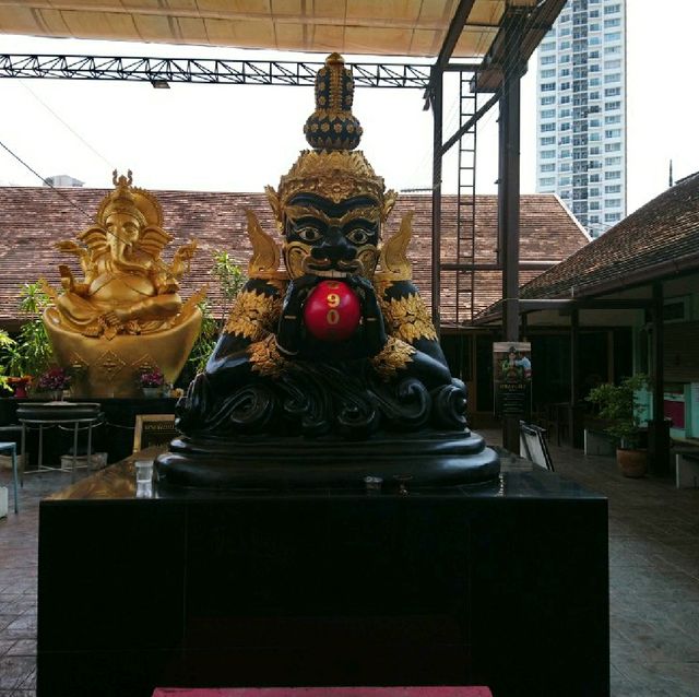 สักการะศาลพระพิฆเนศ อาเขตเชียงใหม่