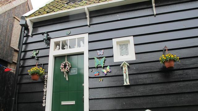 STROLLING AROUND VOLENDAM FISHING VILLAGE