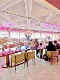 花海、熊啤啤、夾公仔機、打卡牆。粉紅少女心打卡餐廳  第二次嚟呢間餐廳，兩次嚟都係平日 所以冇乜人，可以任影唔嬲🥰  間餐廳真係好靚，一入門口就見到好多勁大隻嘅啤啤熊同巨型甜甜圈咕𠱸，喺度等你同佢
