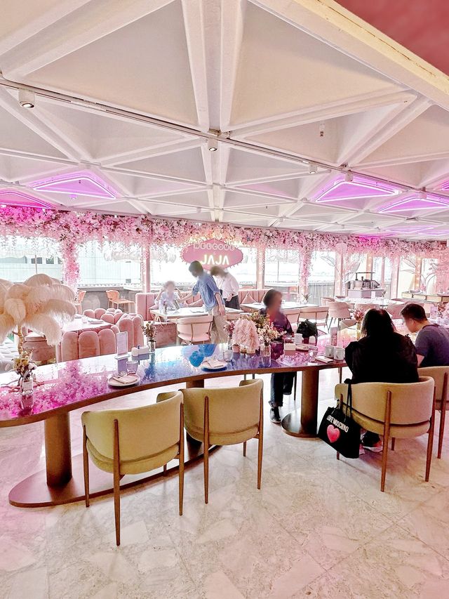 花海、熊啤啤、夾公仔機、打卡牆。粉紅少女心打卡餐廳  第二次嚟呢間餐廳，兩次嚟都係平日 所以冇乜人，可以任影唔嬲🥰  間餐廳真係好靚，一入門口就見到好多勁大隻嘅啤啤熊同巨型甜甜圈咕𠱸，喺度等你同佢