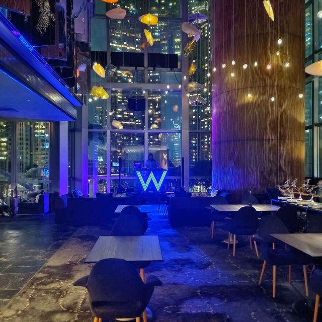 擁有高空泳池美景的香港W酒店