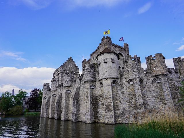 比利時🇧🇪現代化城市中的古老城堡🏰