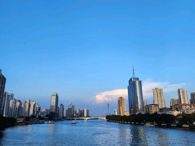 漫步海珠橋上看珠江