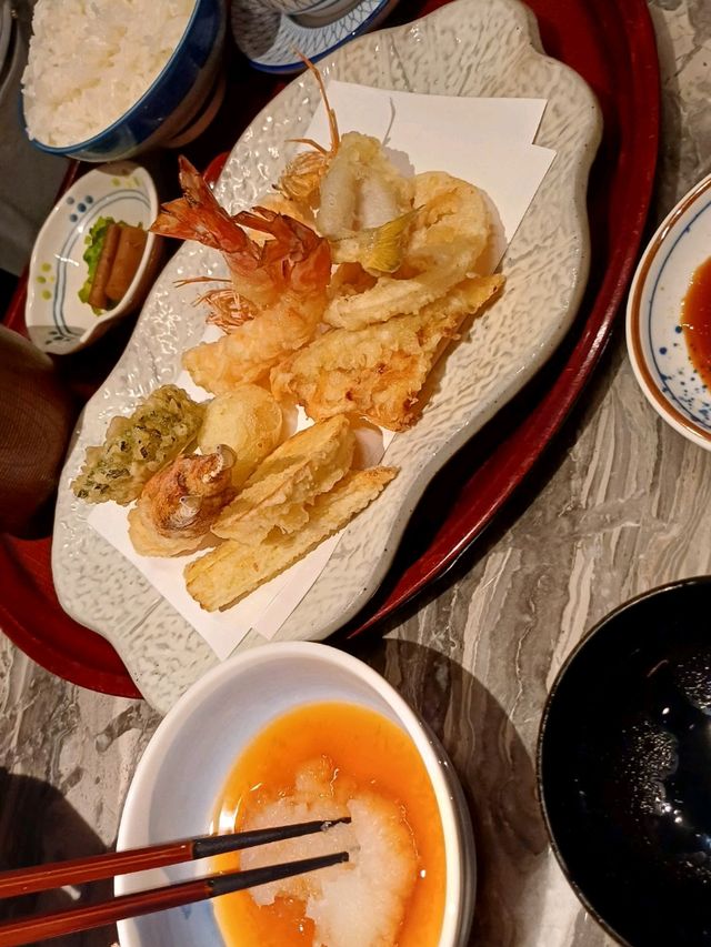 集綿招牌炸海鮮天婦羅，味噌湯，最後是袖子沙冰球，非常美味！