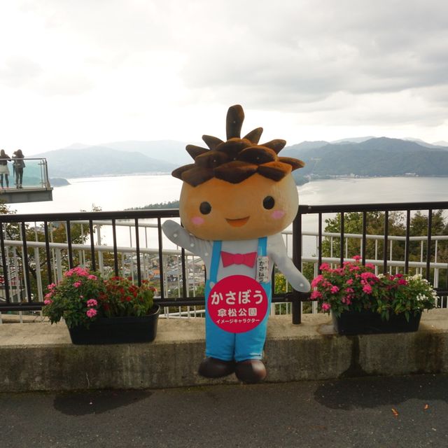海がそばにあるカフェ