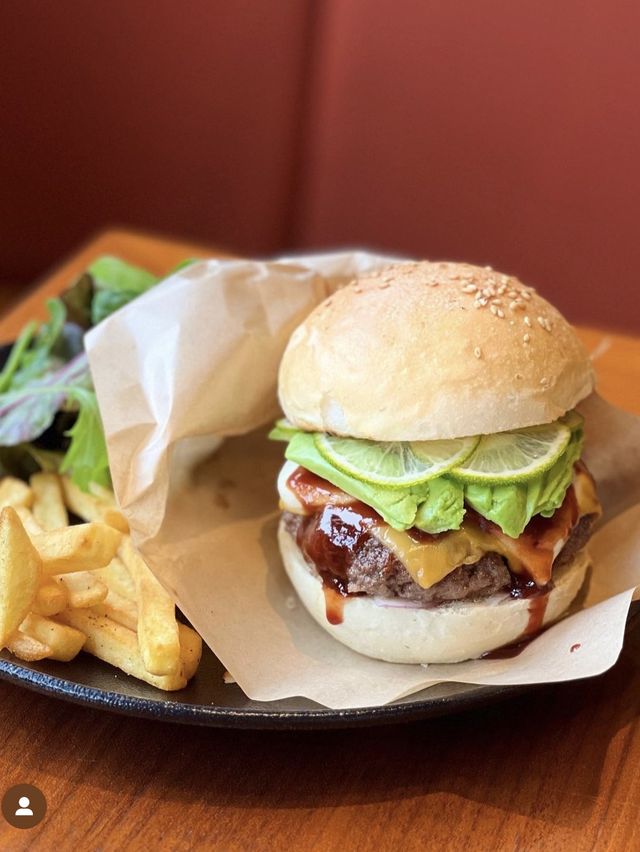 【福岡グルメ】ランチタイムの限定ハンバーガーや季節のパフェが楽しめる