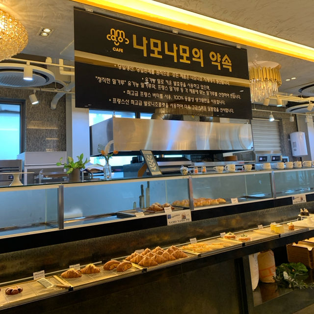 🌈무지개 해안도로 앞에있는🥖나모나모