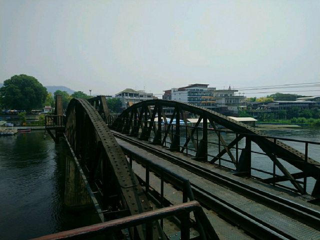 หนีร้อนมาเที่ยว..สะพานข้ามแม่น้ำแคว