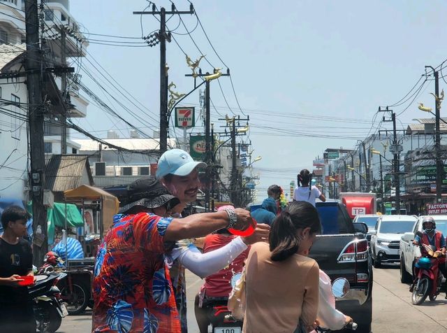 ลากแฟนไปขนน้ำขึ้นรถแล้วสาดน้ำแบบล้อหมุนที่ชุมพร