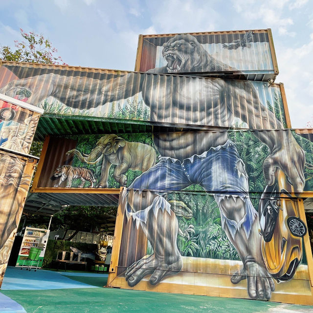 拾粹院鯖魚主題館 🖌 已成為地標的大猩猩