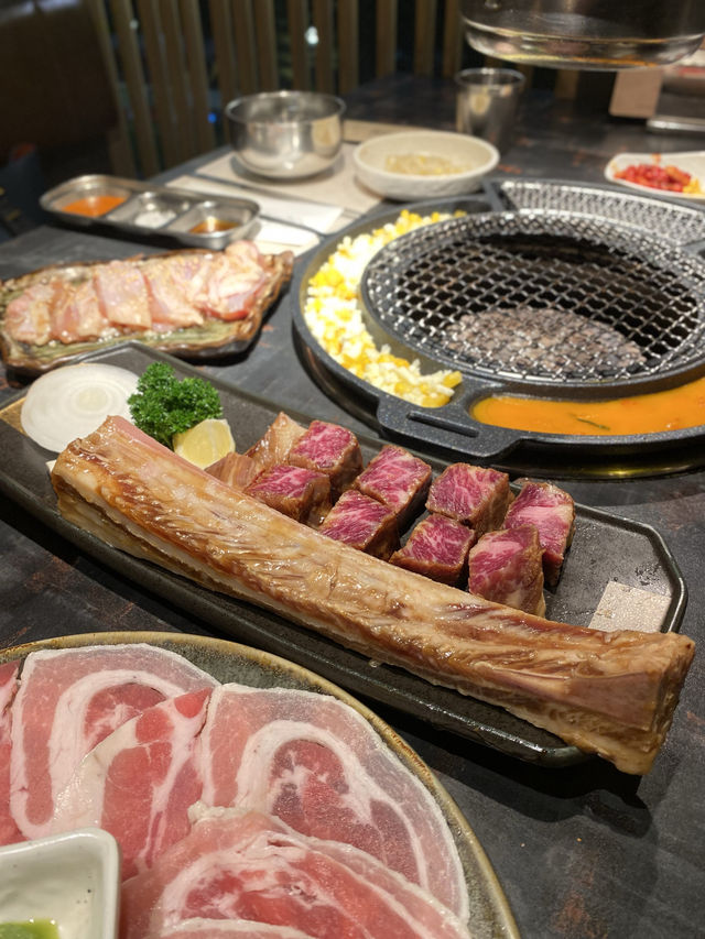 夜景。韓燒。美味大牛骨