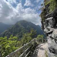 Conquer your fears and walk on the edge at Zhuilu Old Trail—where adventure meets breathtaking views