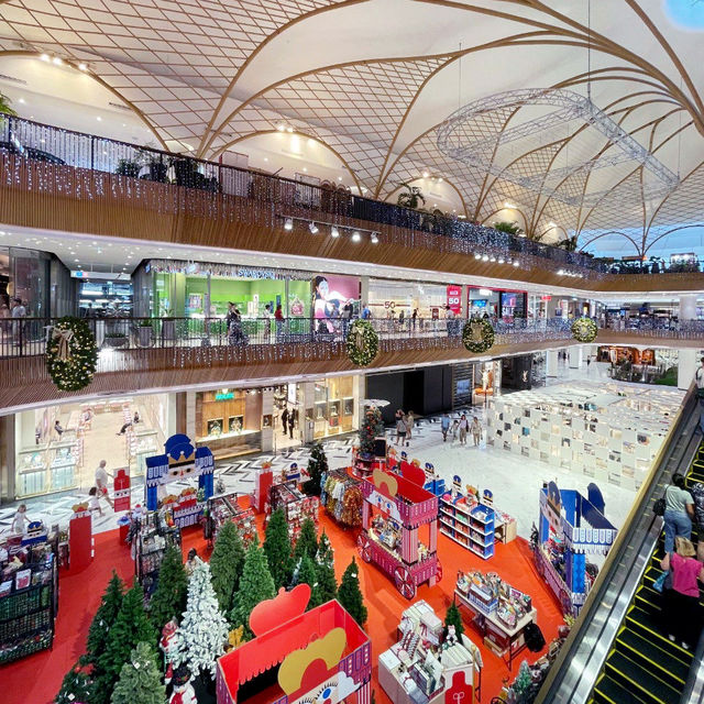 Newly renovated family friendly shopping mall!
