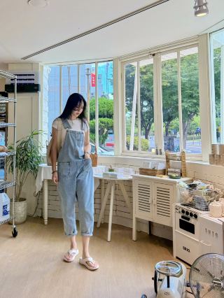 Brunch in Europe, a small European-style cafe with a childlike feel, “Emily”