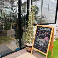 "Urban Oasis: A Unique Farm-to-Table Experience in Aquaponic Garden Café"