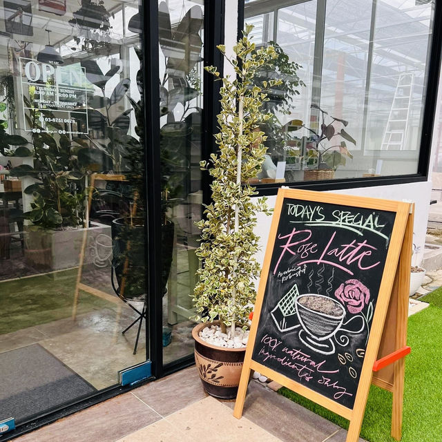 "Urban Oasis: A Unique Farm-to-Table Experience in Aquaponic Garden Café"