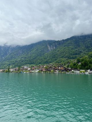 Lake Brienz: A Swiss Wonderland of Water and Mountains 🇨🇭