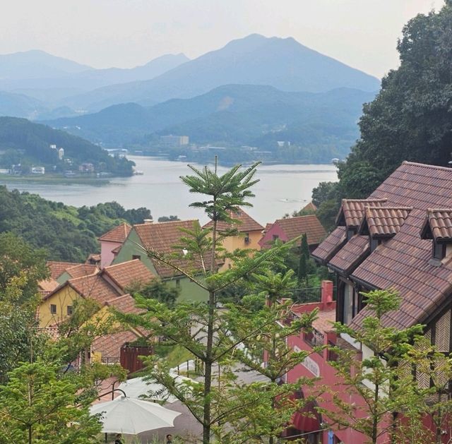 웅장한 배경을 볼 수 있는 가평 이탈리아마을