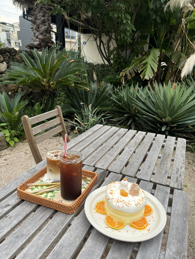 야외 정원 야자수가 있는 수플레 맛집