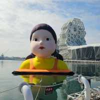 高雄港期間限定，海上巨型「魷魚遊戲」娃娃亮相！