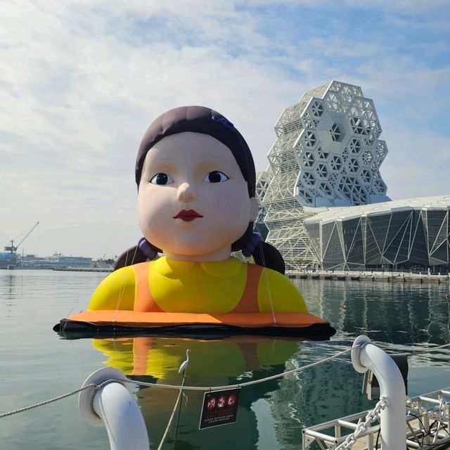 高雄港期間限定，海上巨型「魷魚遊戲」娃娃亮相！