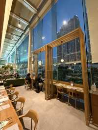 愜意木系Café．巨大落地大玻璃