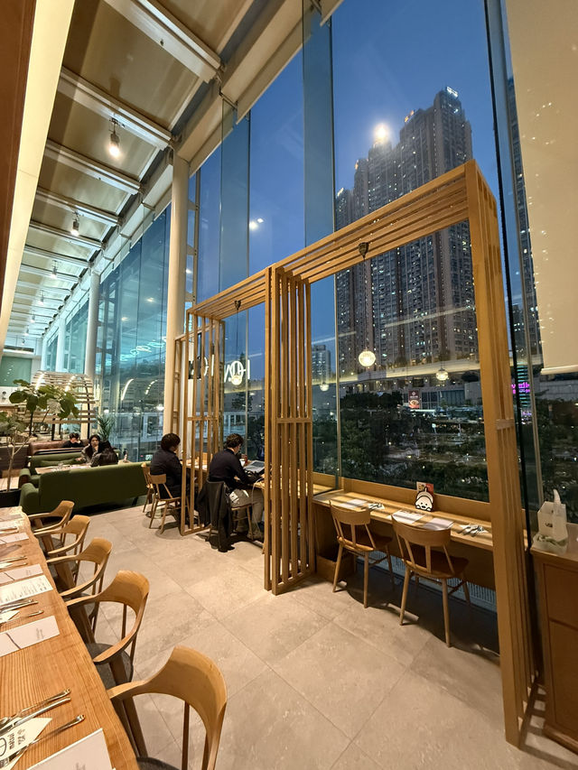 愜意木系Café．巨大落地大玻璃