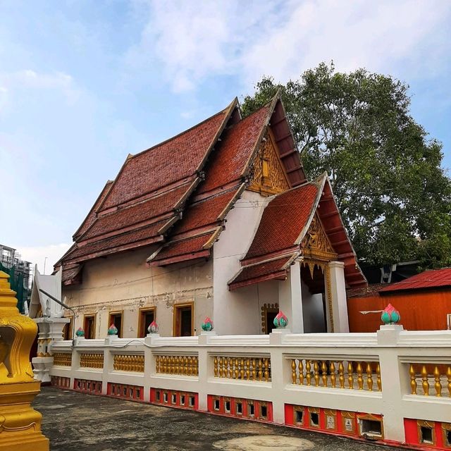 สักการะพระพุทธรูปสมัยสุโขทัย ณ วัดไก่เตี้ย