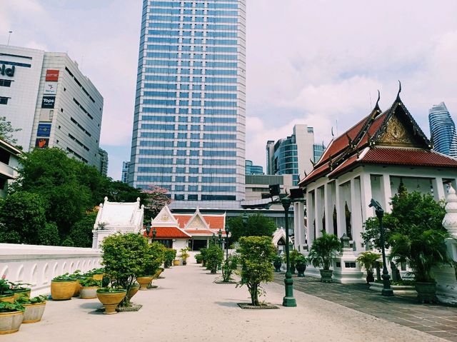 泰國曼谷市中心著名古跡皇家寺廟景點：巴吞哇那南寺，白色大理石寺廟建築，雄偉壯觀，適合打卡拍照📸冥想
