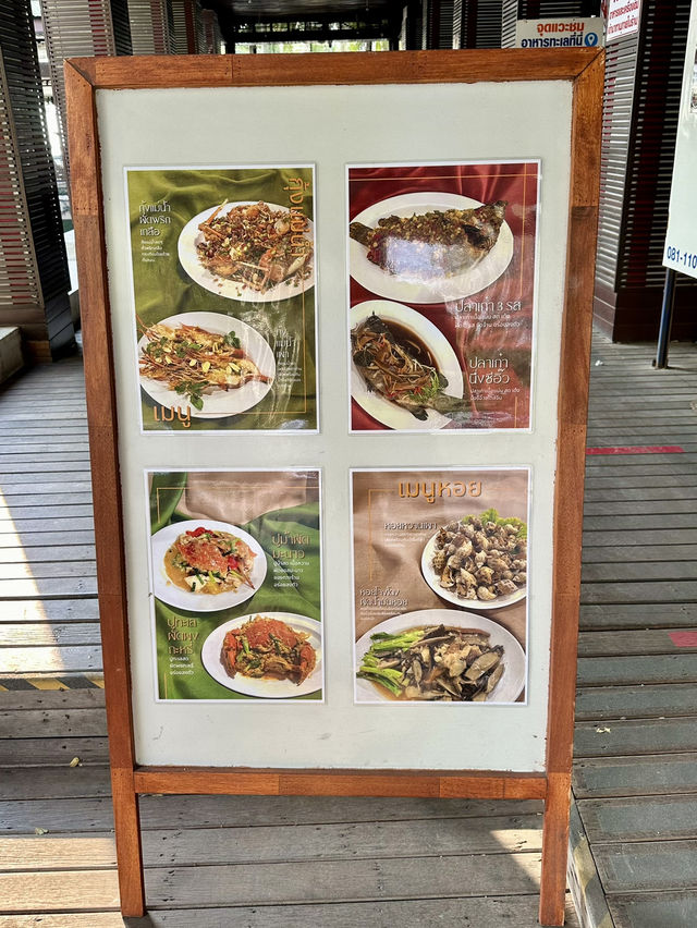 ร้าน “มุมอร่อย” 🪵 ร้านประจำสำหรับทุกครอบครัว 🐠