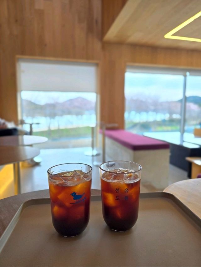 멋진 디자인과 벚꽃뷰가 힐링인 부산카페