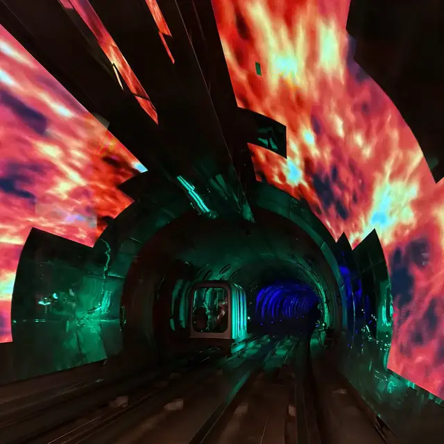[Shanghai] A Mysterious Tourist Train Running Under the Sea