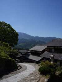 【岐阜】石畳が敷かれた坂に沿う宿場町