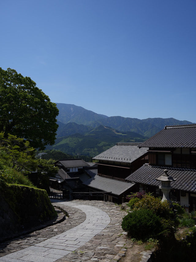 【岐阜】石畳が敷かれた坂に沿う宿場町