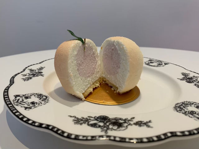 ピンク色の扉がかわいいカフェ