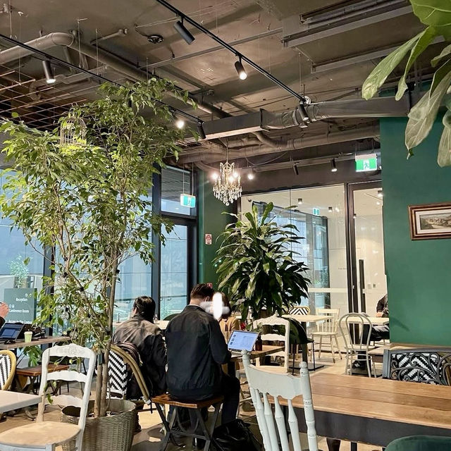 🇦🇺 植物とアンティークに囲まれた温室風のインテリアカフェ