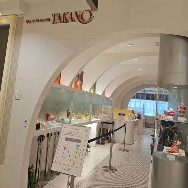 [新宿]宝石のように輝く上質なフルーツのパフェ[タカノフルーツパーラー 新宿高島屋店]