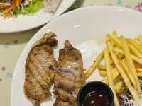 ดาหลา คาเฟ่ แอนด์ รีสอร์ท – คาเฟ่กลางสวนยาง 