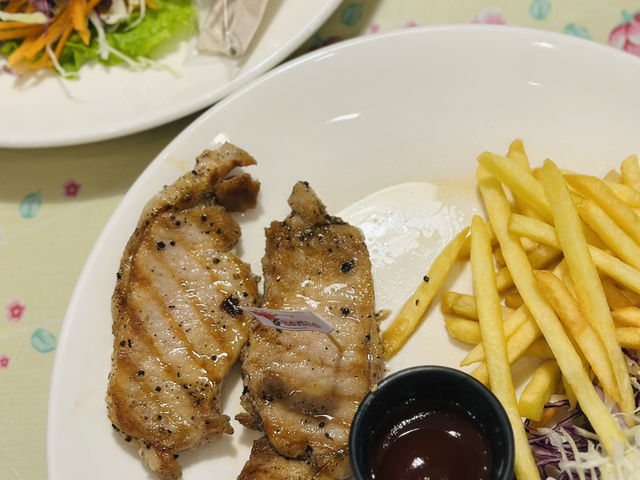ดาหลา คาเฟ่ แอนด์ รีสอร์ท – คาเฟ่กลางสวนยาง 