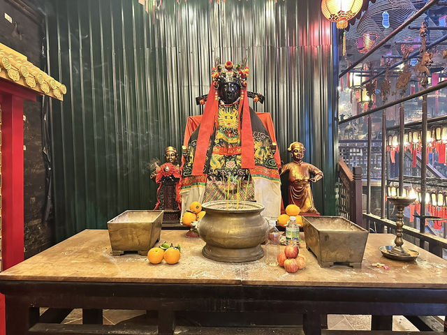 ManMo Temple วัดบุ๋นและบู๊ในที่เดียวกัน