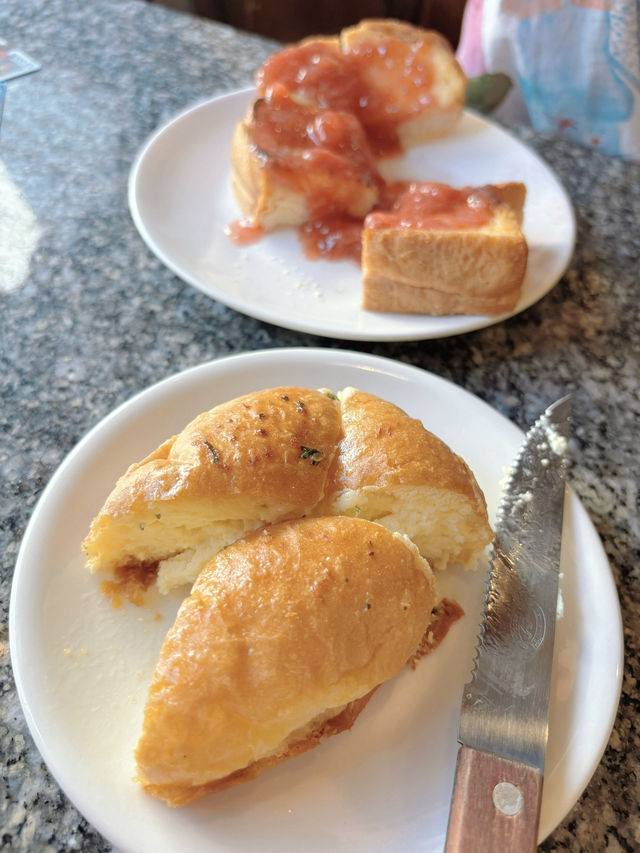 “ขนม อบ” ร้านขนมปังอร่อยๆริมแม่น้ำปราจีนบุรี