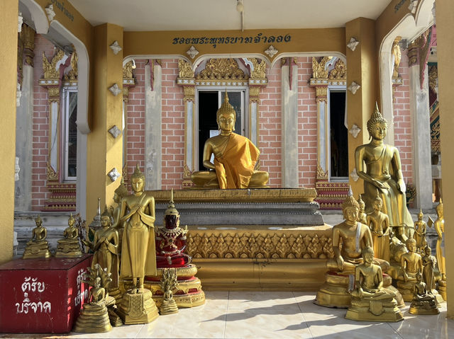 รอยพระพุทธบาทจำลอง วัดเกาะลอย