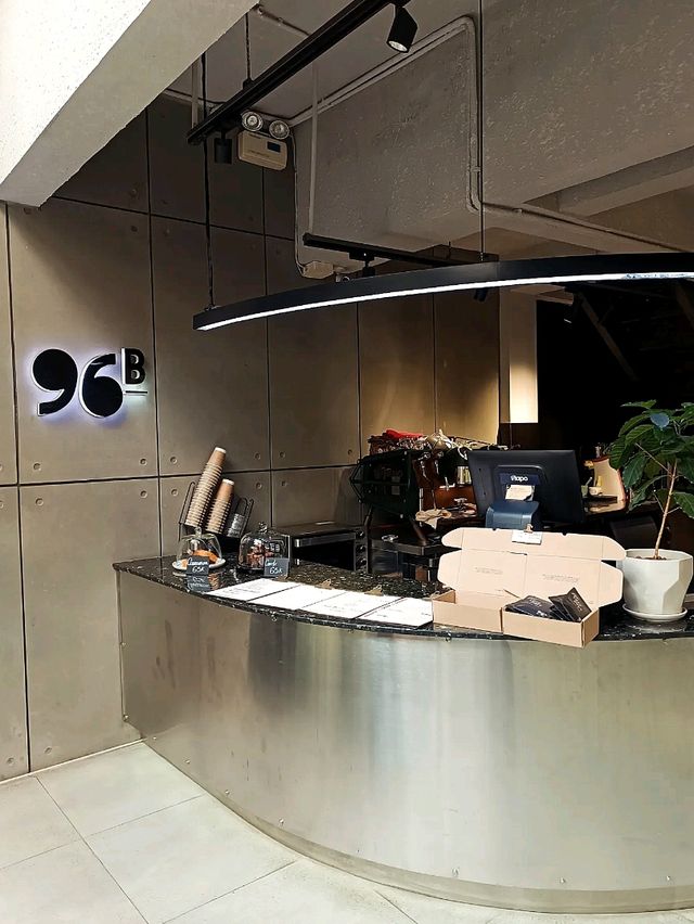 胡志明市工業風咖啡店 -- 96B Roastery 