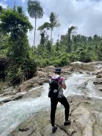 【Sebako Waterfall：穿越雨林，只為一場瀑布盛宴】 🌿🌊⛰️