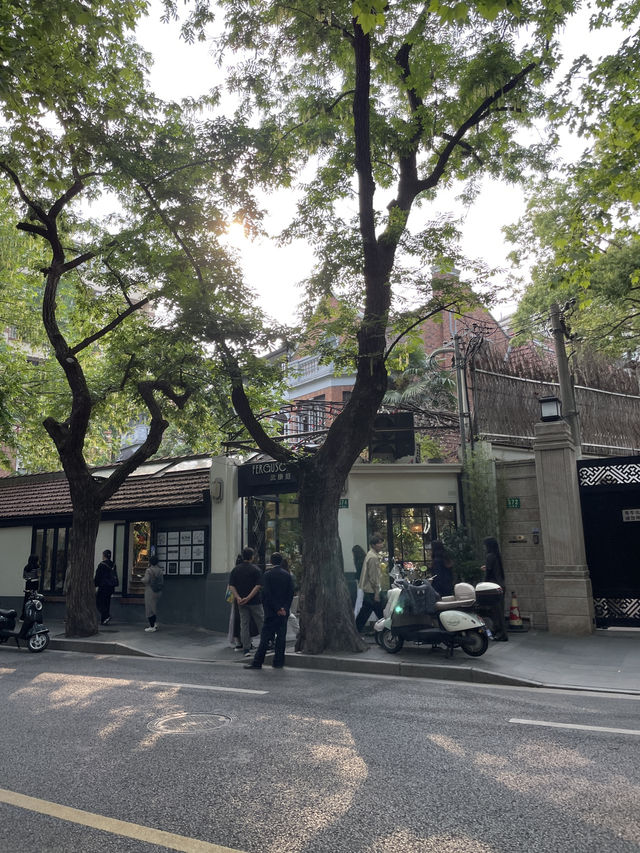 上海 | 咖啡店和商店林立 復古風滿滿的武康路🥰
