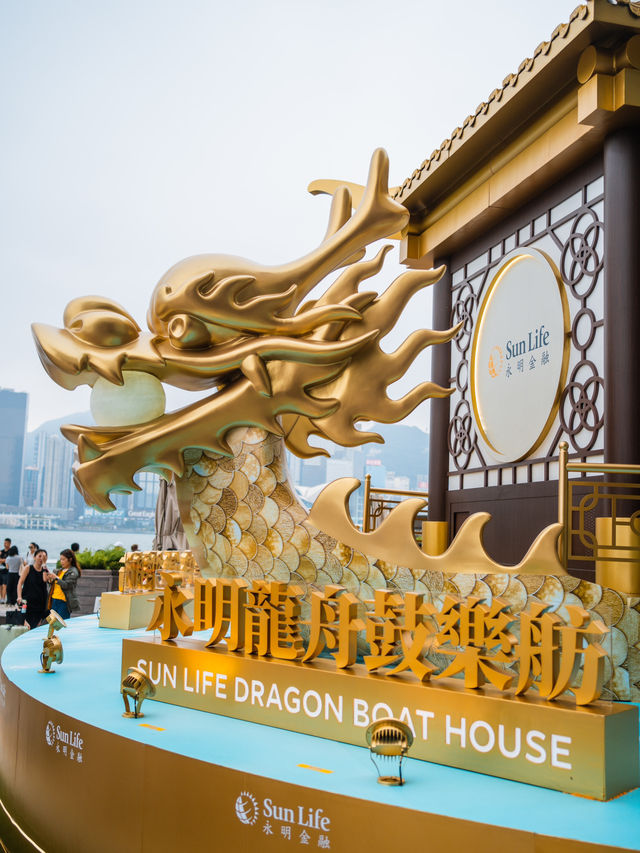 尖東星光大道一連9日，熱鬧狂歡🎉「龍舟嘉年華」  今年端午節相當好氣氛，尖東星光大道相當熱鬧，香港旅遊發展局喺尖東打造1連9日「龍舟嘉年華」，橫跨兩個週末，喺尖東以「龍舟美食街」打響頭炮，各式美食、