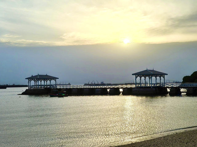 静けさと歴史が息づくシーチャン島で、心も体もリフレッシュ。タイの知られざる楽園へ🌊☀️🌴