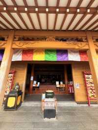 沖繩｜迷你千本鳥居與多彩達摩 城市裡一方心靈寄託-西來院