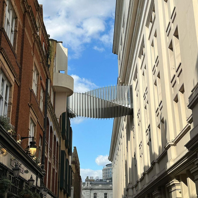 🍏🎭 Covent Garden: London’s Vibrant Hub of Street Performers, Boutiques & Historic Charm