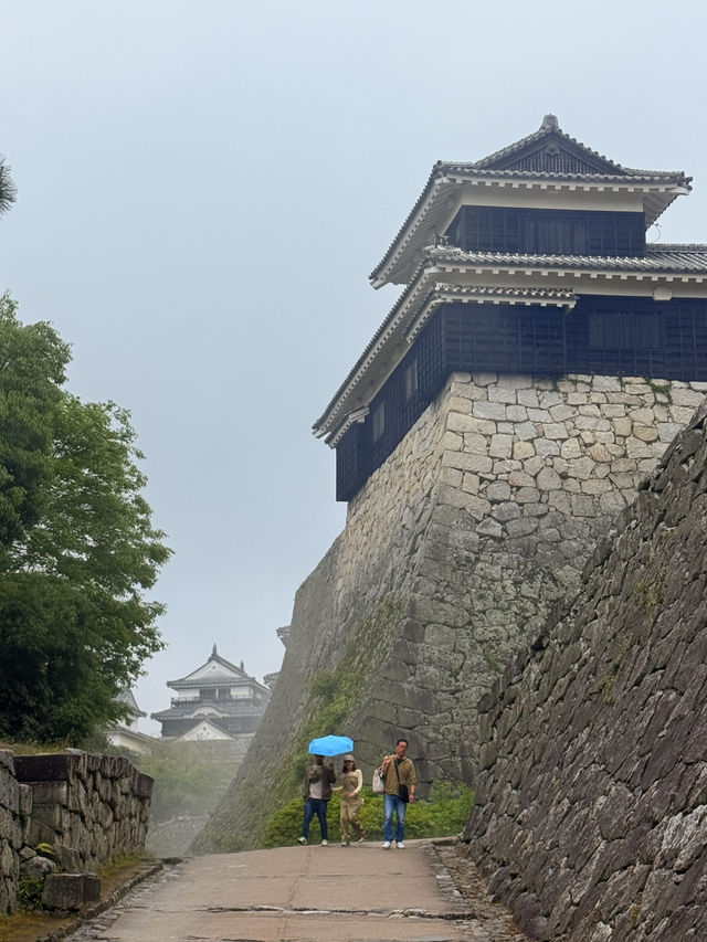 松山｜3個家族4種家徽 多次火災重建的機關巧妙的松山城 